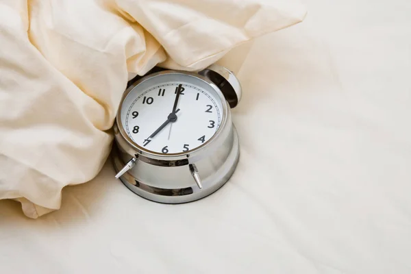 Close Alarm Clock Bed — Stock Photo, Image