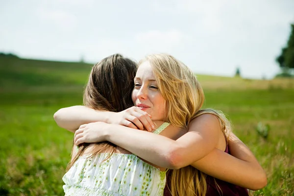 Young Women Embracing Field — Stock Photo, Image