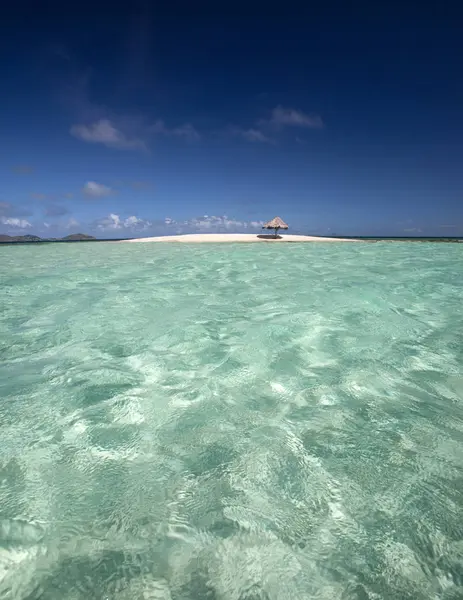 Tropikal su ve kum plaj — Stok fotoğraf