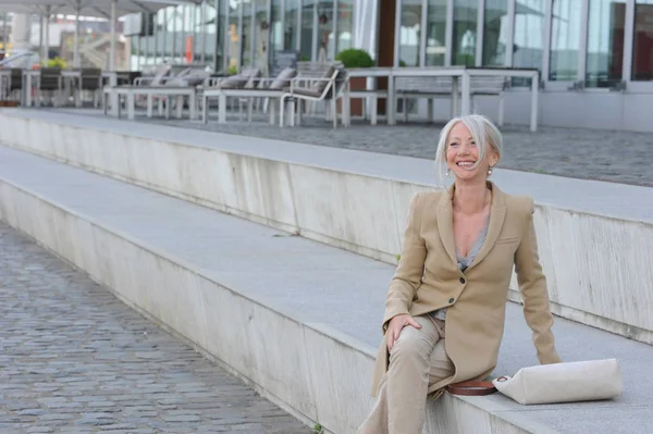 Seniorin Sitzt Auf Stufen Der Stadt — Stockfoto