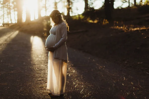 Mulher Grávida Luz Solar Tocando Estômago — Fotografia de Stock