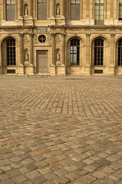 卢浮宫庭院的人行道 — 图库照片
