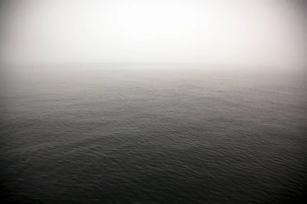 Поверхность воды в туманную погоду — стоковое фото
