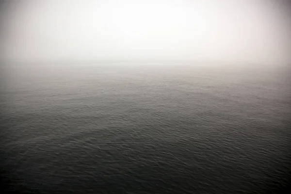 Superficie del agua en tiempo de niebla — Foto de Stock