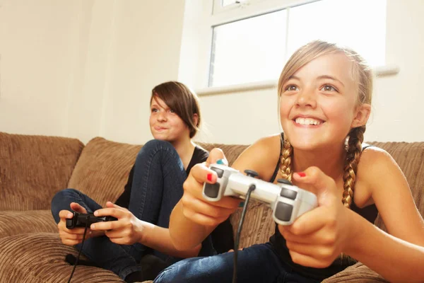 Duas Meninas Jogando Jogo Vídeo — Fotografia de Stock