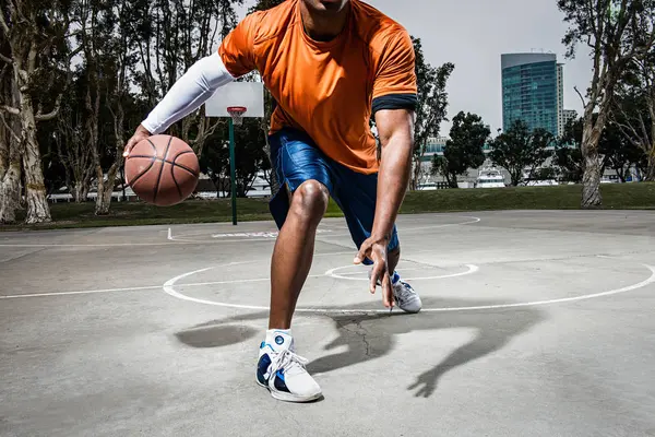 Jovem Jogando Basquete Quadra Close — Fotografia de Stock