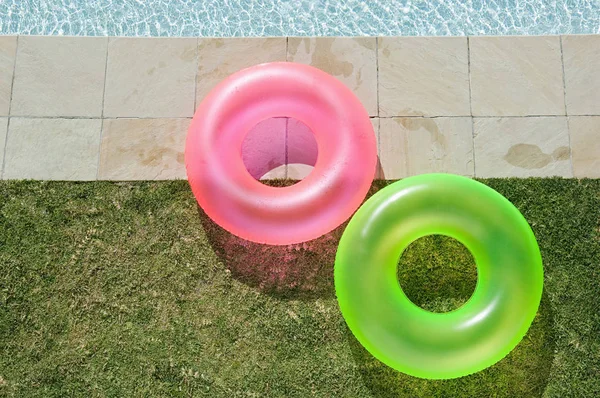 Dois Anéis Infláveis Pela Piscina Luz Solar — Fotografia de Stock