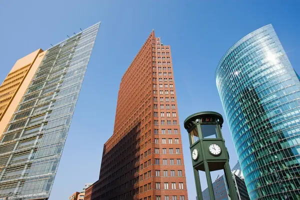 Uhrturm und moderne Gebäude — Stockfoto