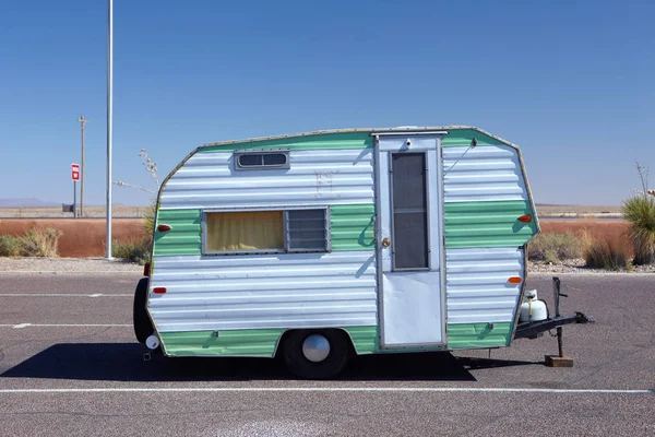 Caravana Vintage Estacionária Luz Solar Brilhante — Fotografia de Stock