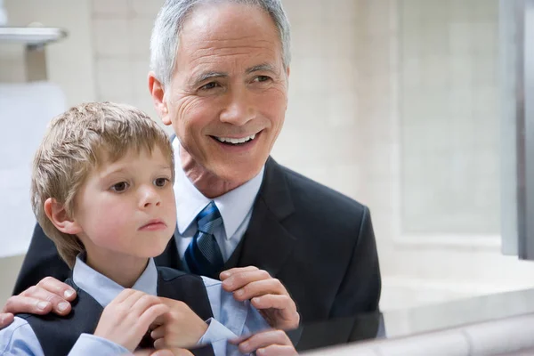 Man Helping Grandson Tie His Tie — Stock Photo, Image