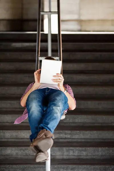 Jeden Młody Człowiek Leżąc Plecach Przy Użyciu Cyfrowego Tabletu — Zdjęcie stockowe