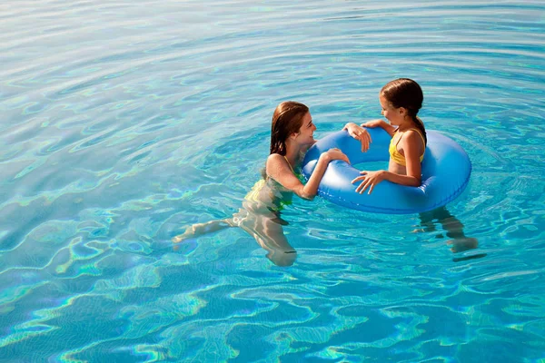 Mädchen Mit Aufblasbarem Ring Schwimmbad — Stockfoto