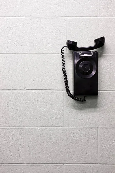 壁に掛かっているヴィンテージの黒の電話 — ストック写真