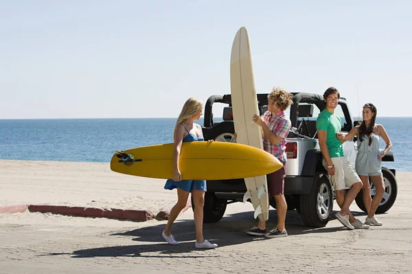 Friends Vehicle Surfboards — Stock Photo, Image