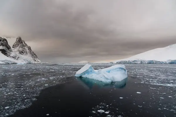 Malowniczy Widok Gór Lodowych Kanale Lemaire Antarctic — Zdjęcie stockowe