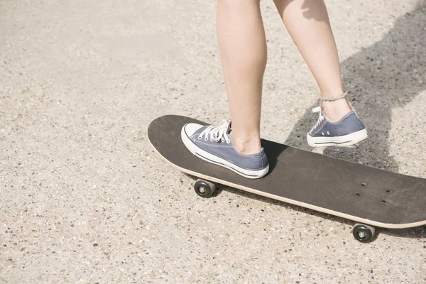 Kaki Skateboard Wanita Muda Bawah Sinar Matahari Yang Cerah — Stok Foto