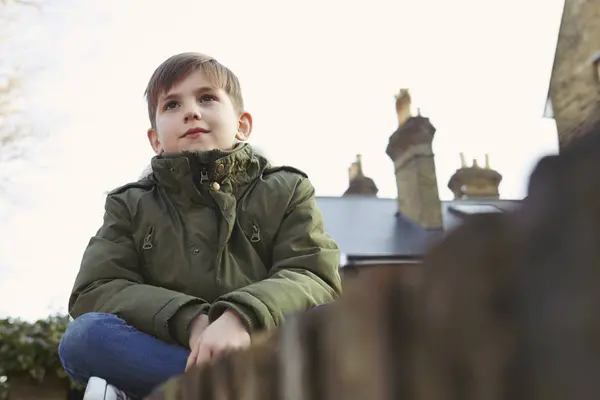 Портрет Мальчика Сидящего Стены — стоковое фото