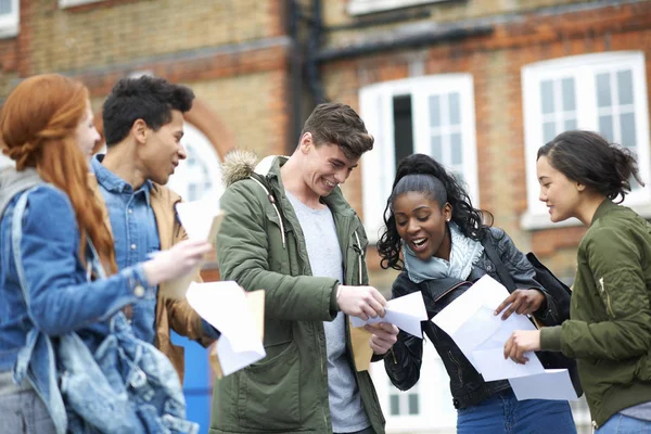 Estudiantes Universitarios Adultos Jóvenes Felices Leyendo Los Resultados Del Examen — Foto de Stock