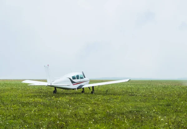 轻型飞机停泊在机场上空 — 图库照片