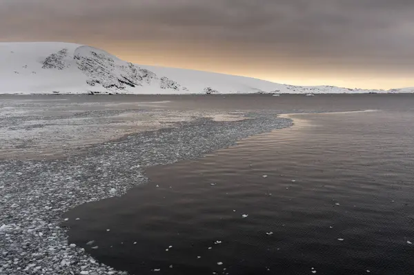 Niedrige Wolken Über Eisbergen Lemaire Kanal Antarktis — Stockfoto