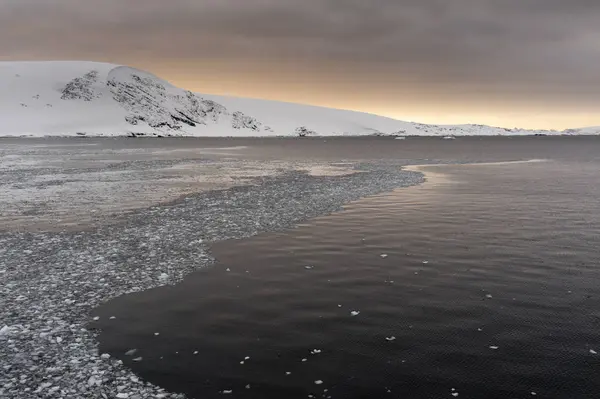 Nubes Bajas Sobre Icebergs Canal Lemaire Antártida —  Fotos de Stock