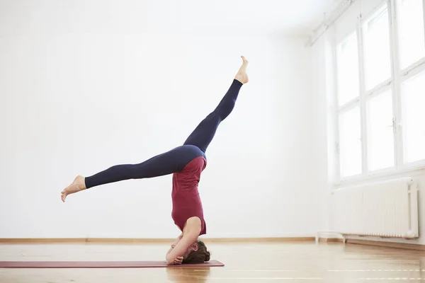 Woman Exercise Studio Legs Apart Doing Headstand — Stock Photo, Image