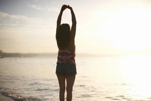 Vista Trasera Mujer Pie Junto Mar Con Los Brazos Levantados — Foto de Stock