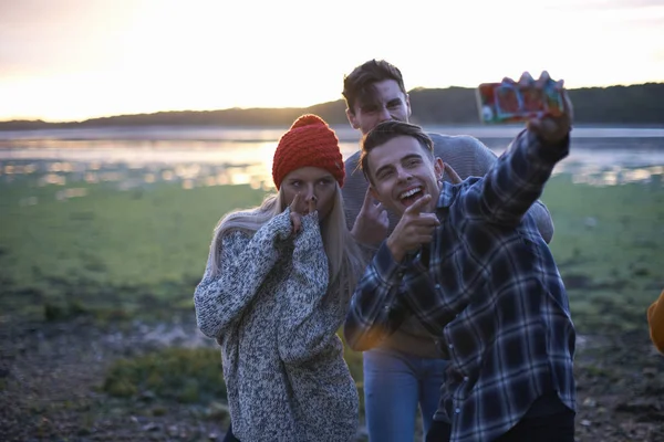 Três Jovens Adultos Levando Selfie Smartphone Pôr Sol Beira Mar — Fotografia de Stock