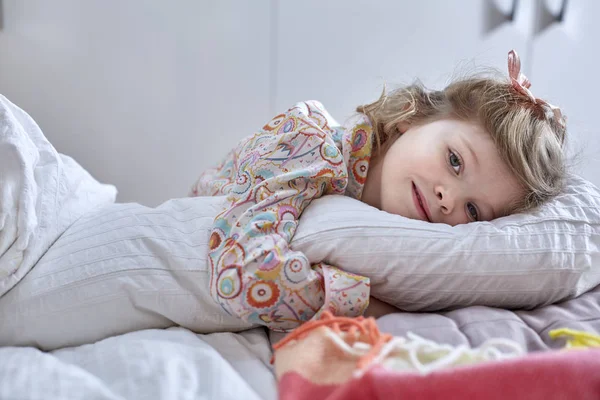 Girl Pyjamas Day Dreaming Bed — Stock Photo, Image