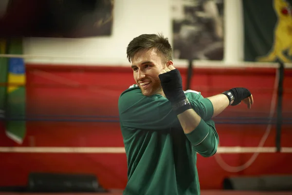 Junger Mann Trainiert Boxgymnastik Stretching — Stockfoto