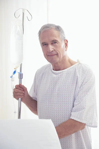 Retrato Paciente Idoso Sexo Masculino Segurando Gotejamento Intravenoso Hospital — Fotografia de Stock