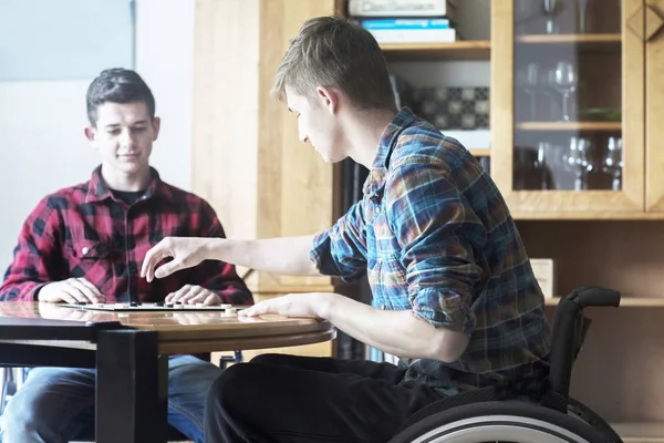 Junger Mann Rollstuhl Spielt Mit Freund Küche — Stockfoto