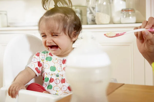 Κοριτσάκι Κλαίει Ενώ Τρεφόταν Πρωινό Από Μητέρα — Φωτογραφία Αρχείου