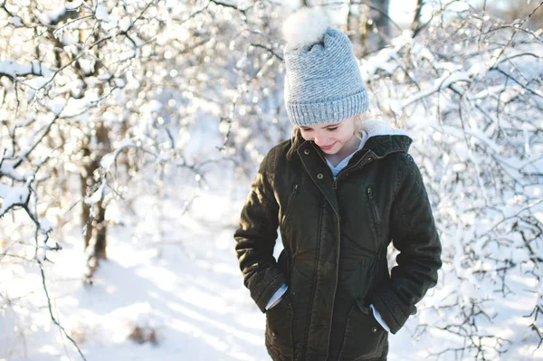 Junges Mädchen Verschneiter Landschaft Hände Taschen Blick Nach Unten — Stockfoto