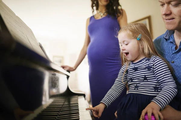 Padres Enseñando Hija Tocar Piano — Foto de Stock