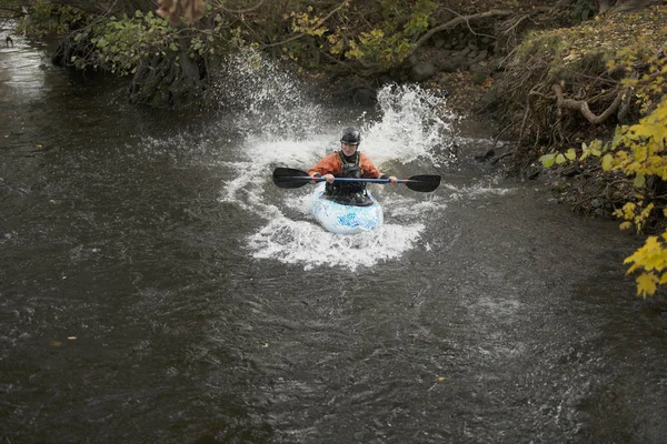 Młoda Kobieta Kayaker Brodzik Rzeki Dee Llangollen Północna Walia — Zdjęcie stockowe