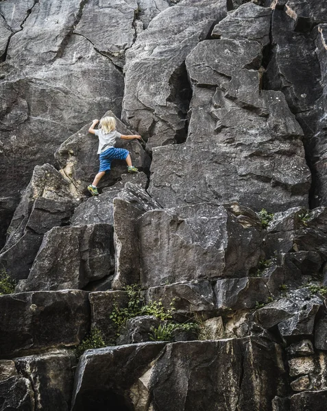 少年ロックフェイスを登るの背面ビュー — ストック写真