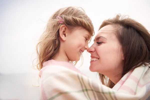 Szczęśliwa Matka Córka Owinięte Koc Tarcie Nosy — Zdjęcie stockowe