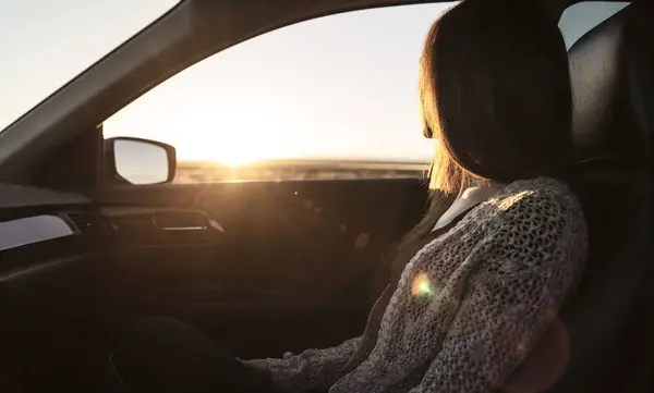 Junge Frau Sitzt Auf Dem Beifahrersitz Des Autos Und Schaut — Stockfoto