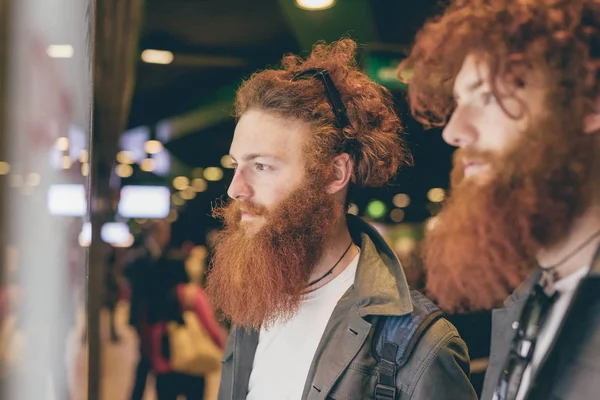 Young Male Hipster Twins Red Hair Beards Window Shopping Night — Stock Photo, Image