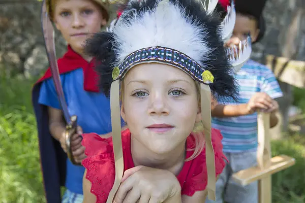 Drei Kinder Verkleidungen Spielen Park — Stockfoto