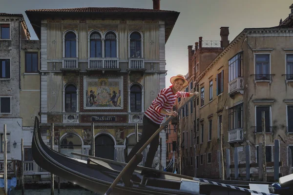 Gondolier Στο Γκραν Κανάλ Βενετία Βένετο Ιταλία — Φωτογραφία Αρχείου