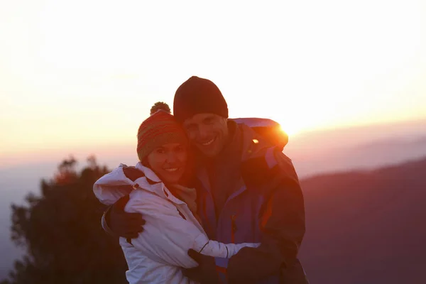 Couple Embrassant Sommet Une Colline Coucher Soleil Montseny Barcelone Catalogne — Photo