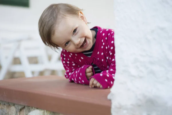 Retrato Una Niña Inclinada Hacia Adelante Mirando Desde Mesa —  Fotos de Stock