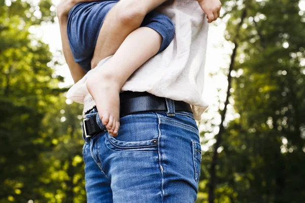 Beskuren Bild Mitten Vuxen Kvinna Bära Dotter Park — Stockfoto