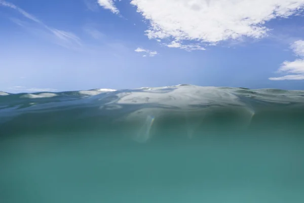 Величественный Подводный Вид Спокойную Морскую Воду Голубое Небо Белыми Облаками — стоковое фото