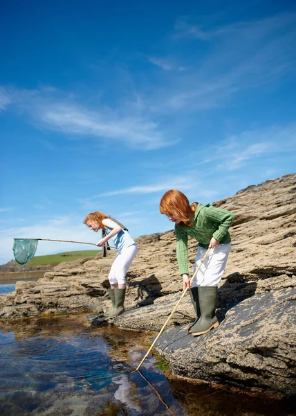 Girls Fishing Rock Pool — Stock Photo, Image