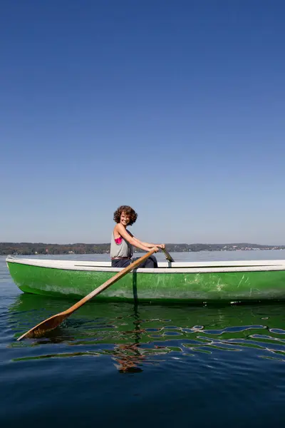 Bateau Rames Femme Dans Lac Calme — Photo