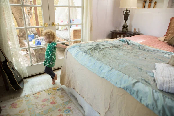 Kleinkind schaut im Schlafzimmer auf Gitarre — Stockfoto
