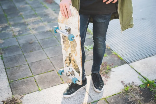 Taille Nach Unten Blick Auf Junge Mannliche Stadtische Skateboarder Auf Dem Burgersteig Stehen Jugendkultur Lebensstil Stock Photo 169044188